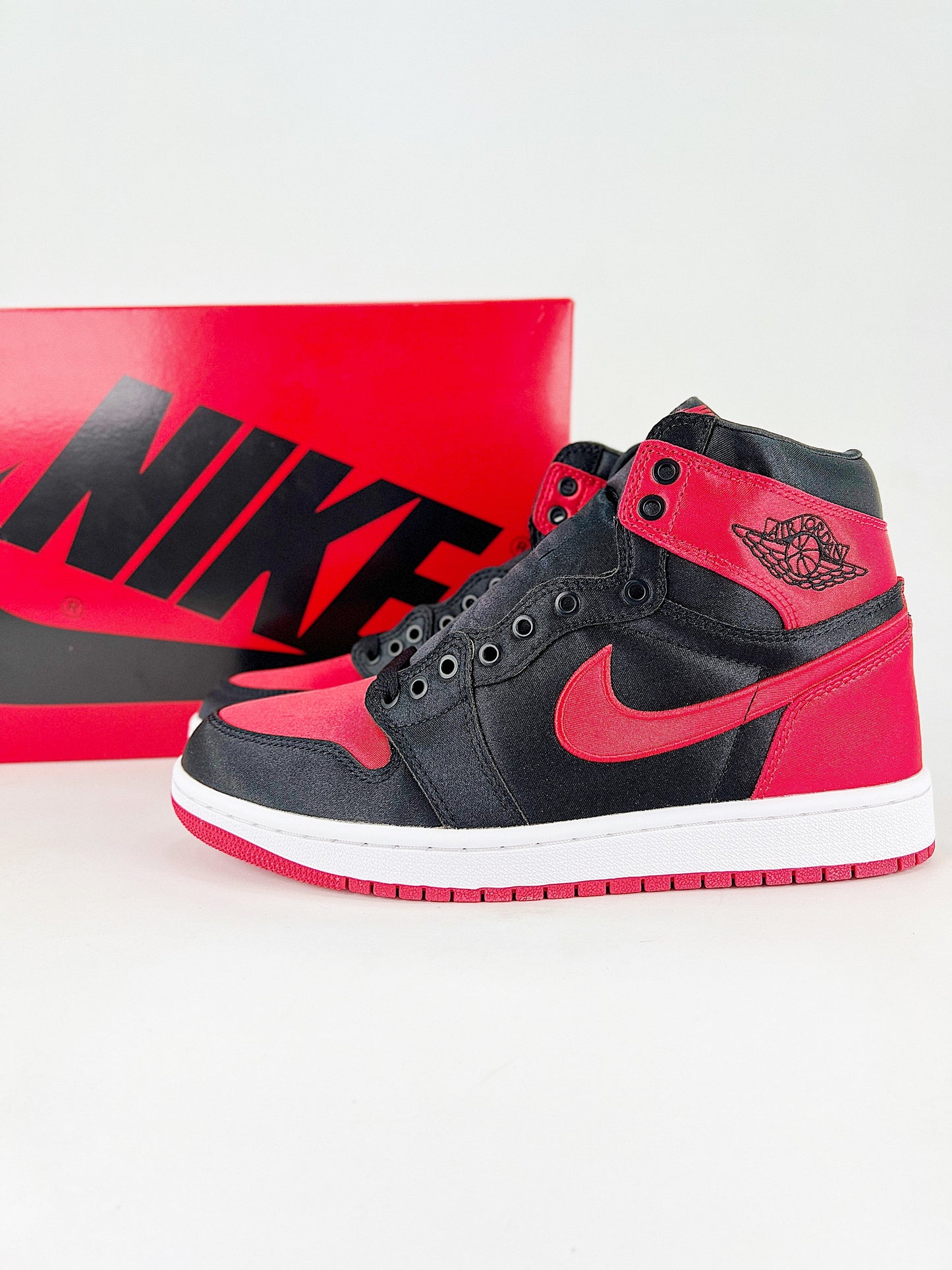 Air Jordan 1 High OG 'Satin Bred'