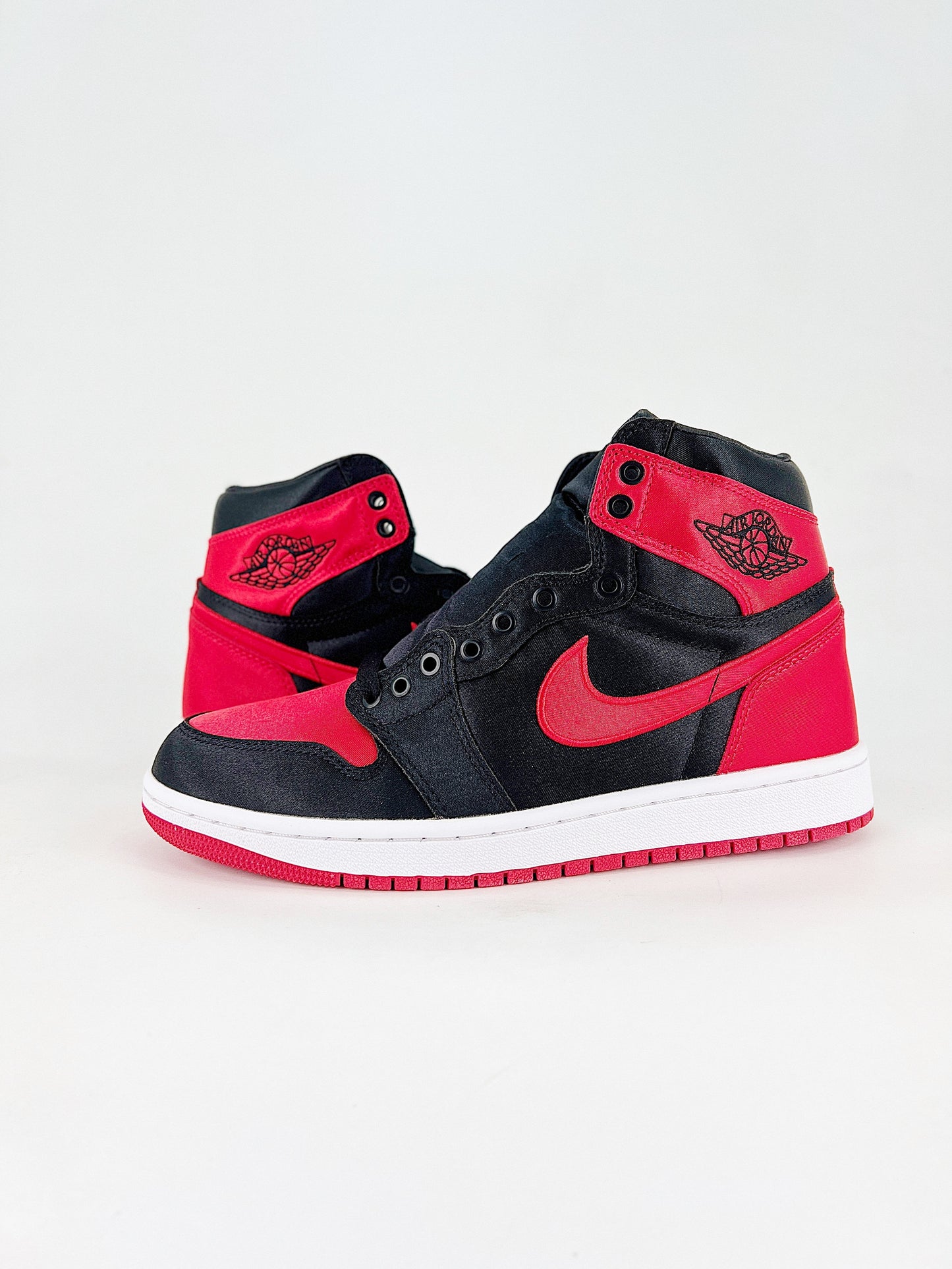 Air Jordan 1 High OG 'Satin Bred'