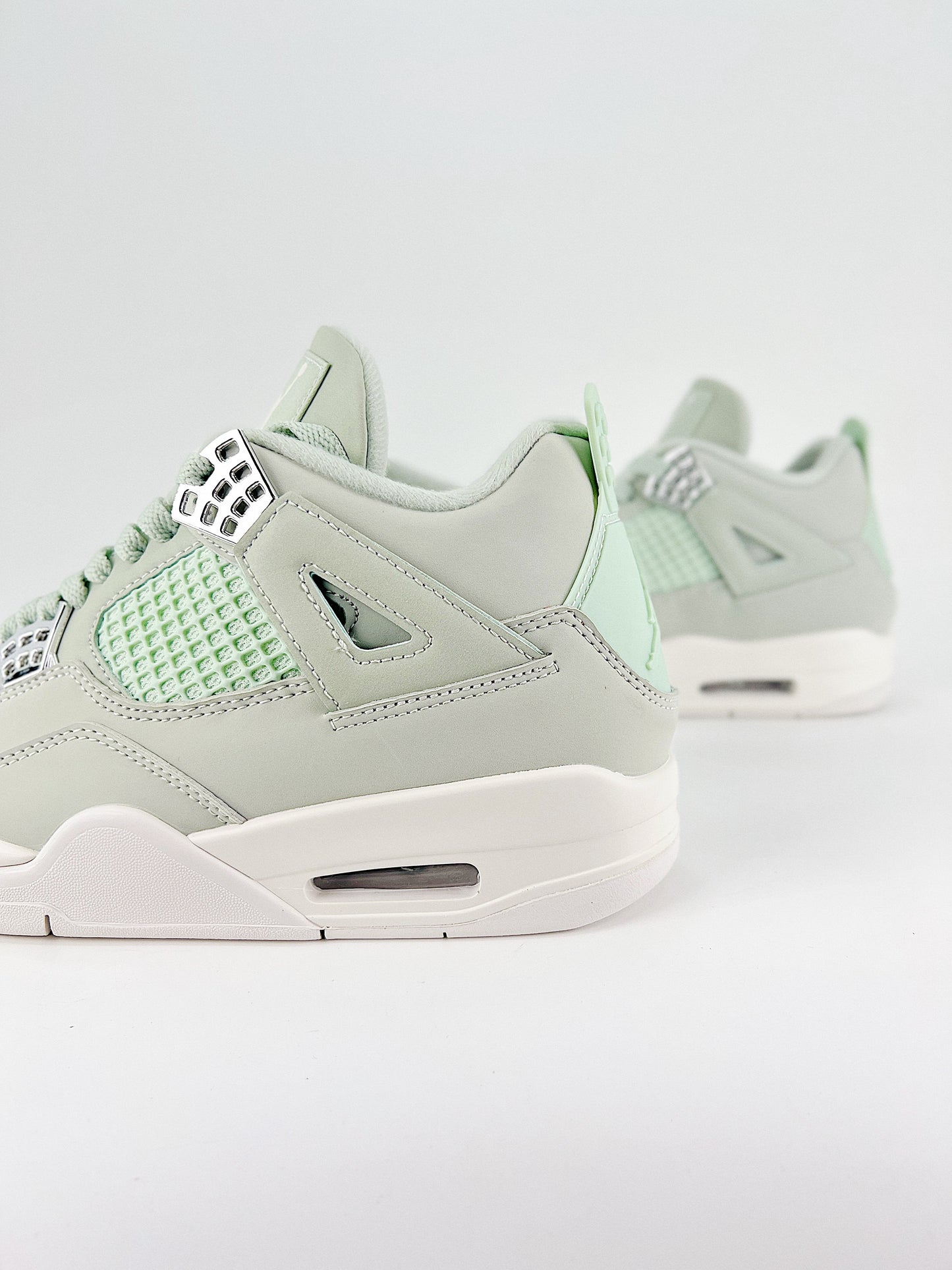 Air Jordan 4 Retro – Mint Frost Edition