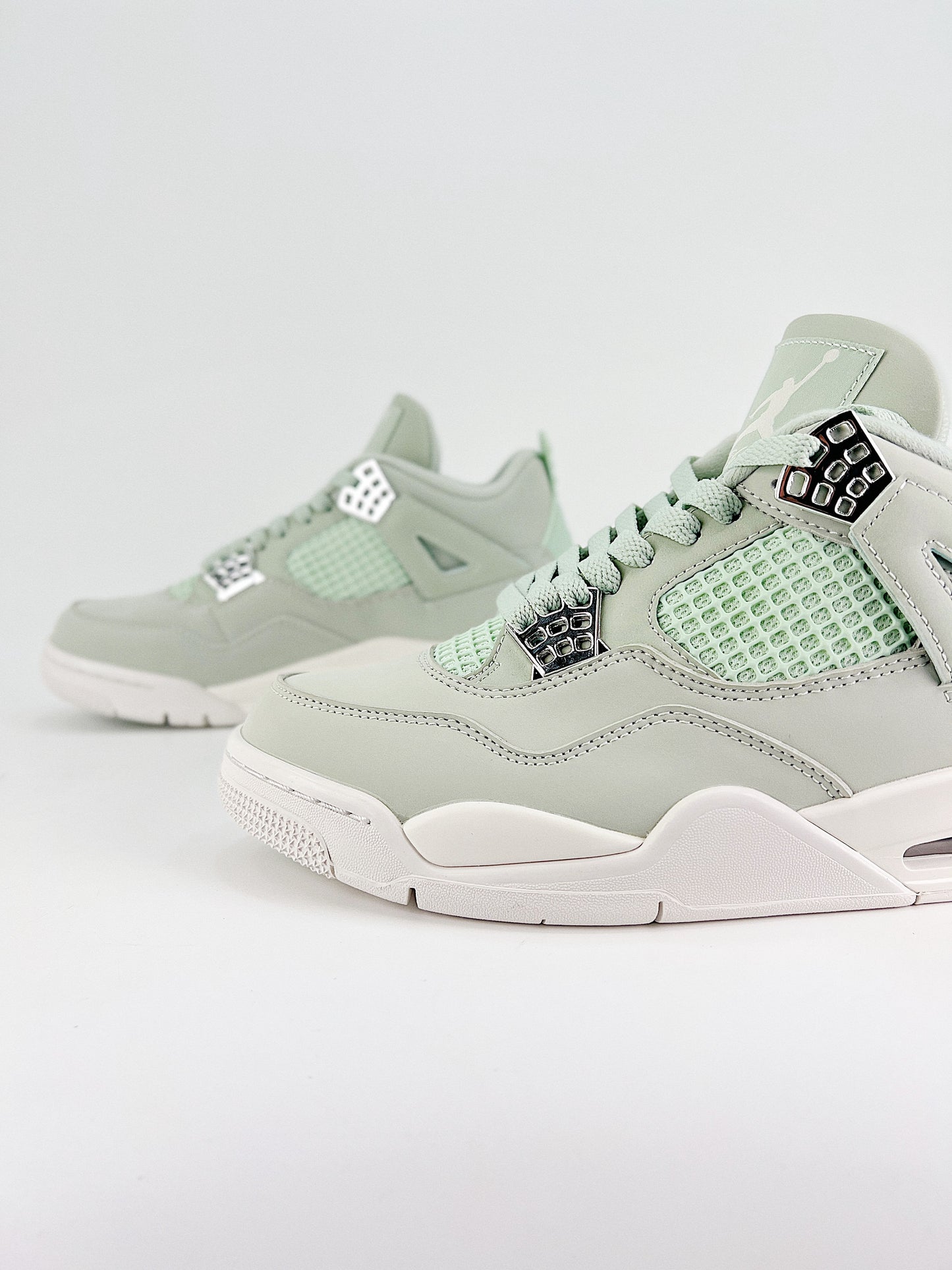 Air Jordan 4 Retro – Mint Frost Edition