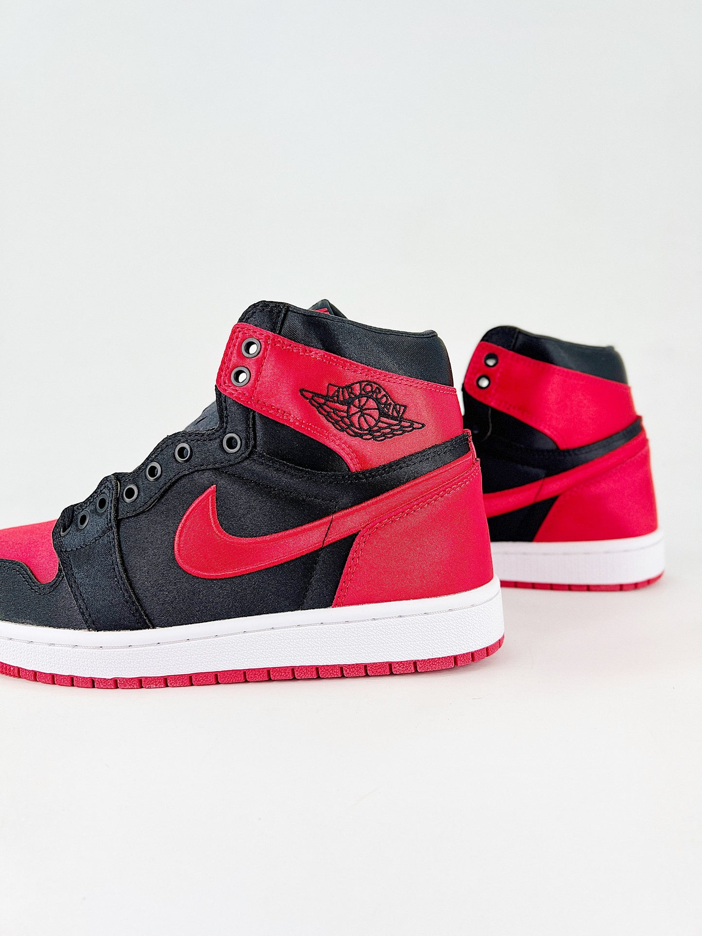 Air Jordan 1 High OG 'Satin Bred'