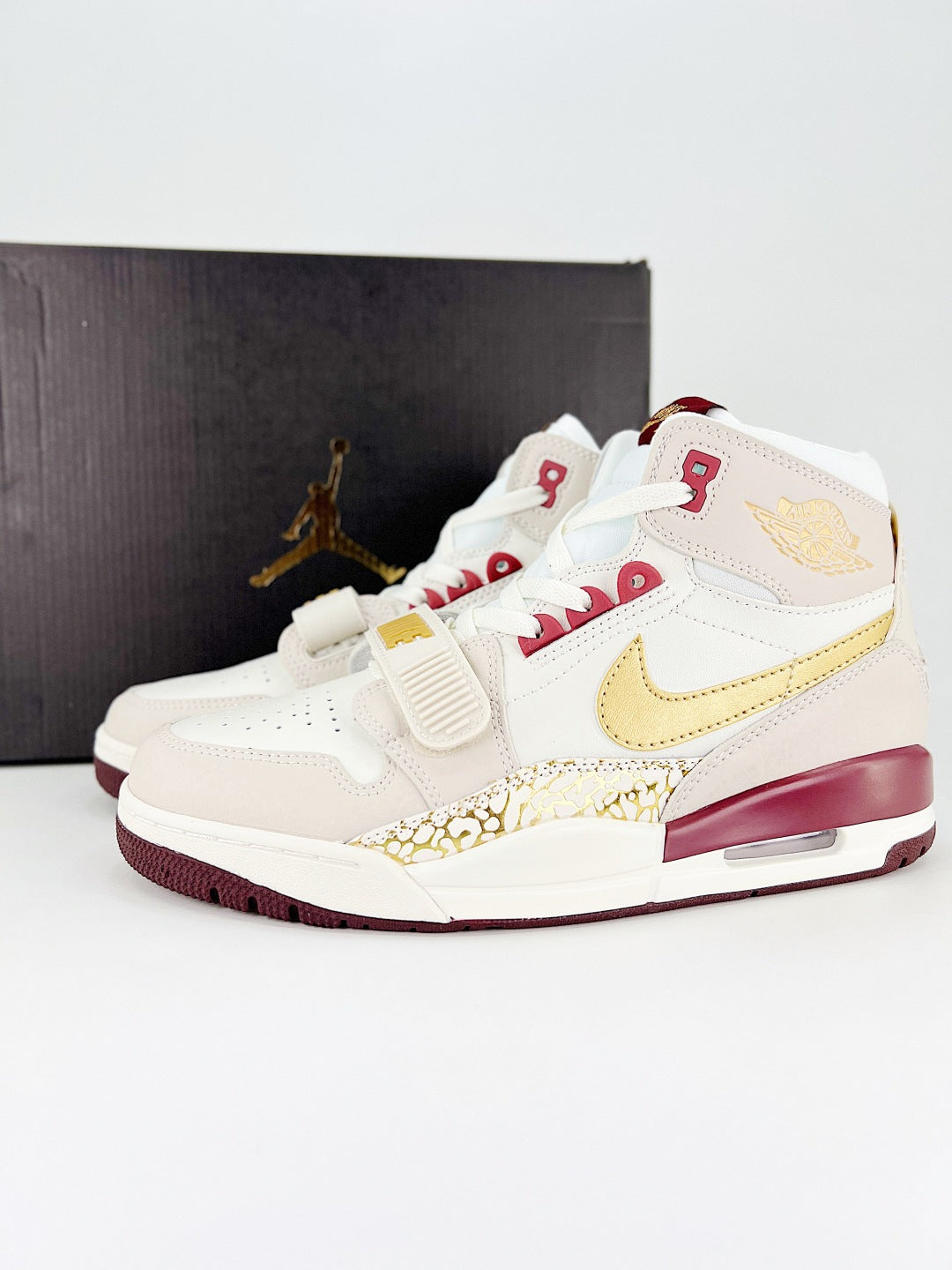 Air Jordan Legacy 312 – Edição Dourada/Vinho